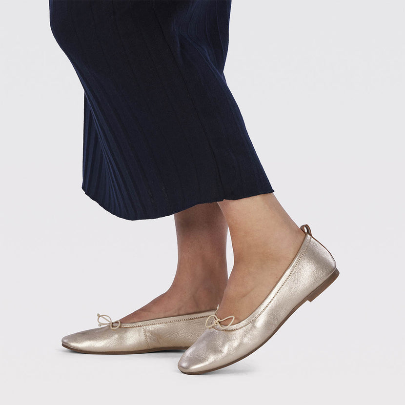 Satteins women's gold leather ballet flats