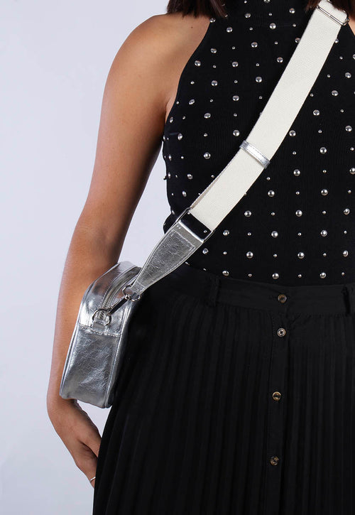 BOLSO BANDOLERA COLOR PLATEADO CLYDE  
