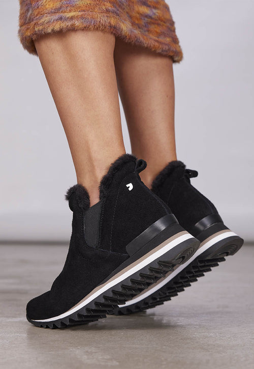 Sneakers negras estilo botín con mini cuña para mujer ECKERO