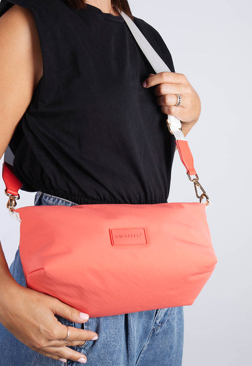 BOLSO BANDOLERA CORAL CON ASA EN CONTRASTE ALSEA 