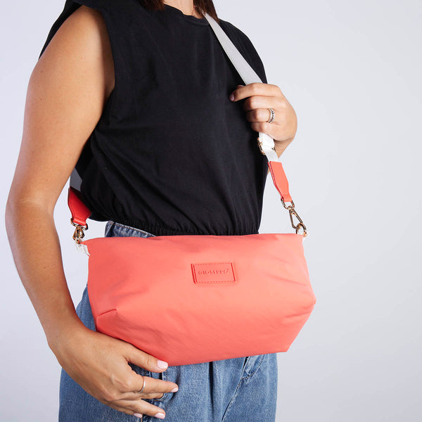 BOLSO BANDOLERA CORAL CON ASA EN CONTRASTE ALSEA 