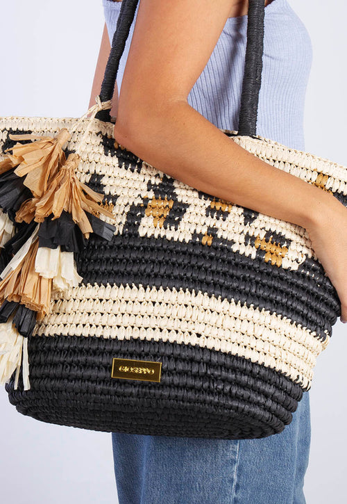 CAPAZO COLOR NATURAL CON FLECOS, ESTAMPADO ANIMAL Y BANDAS EN CONTRASTE RAMACCA