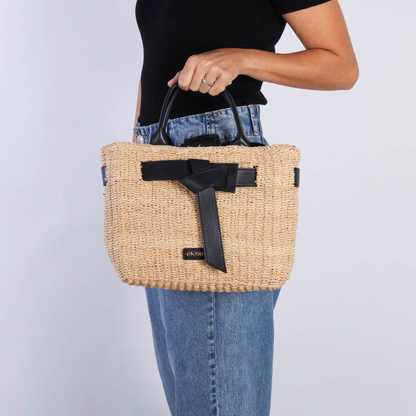 BOLSO BANDOLERA DE RAFIA CON LAZO Y DETALLES EN NEGRO GREKAN