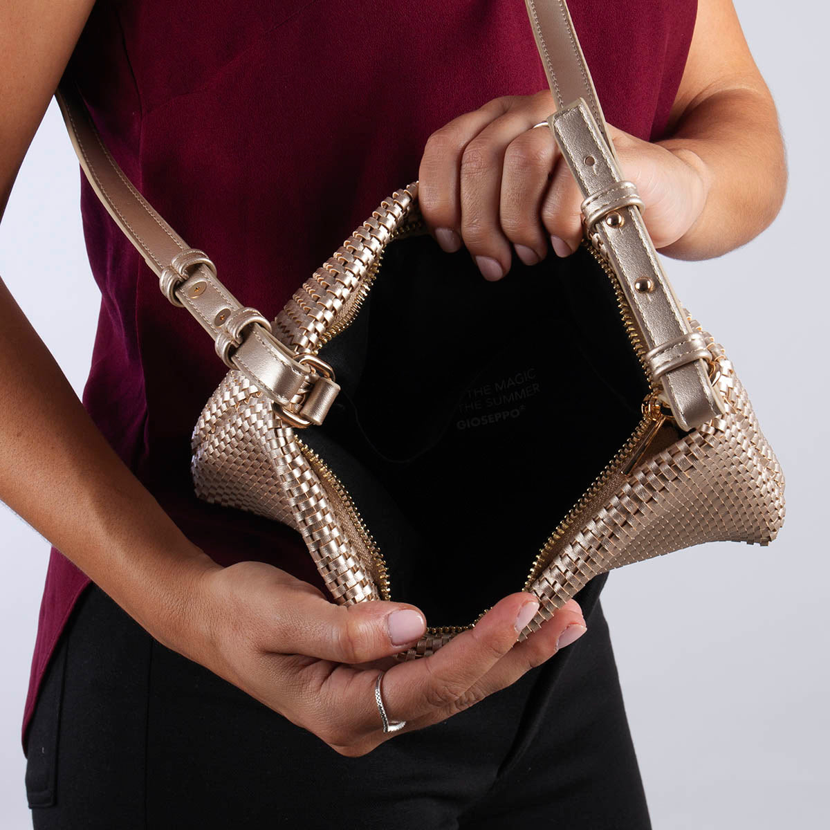 BOLSO BANDOLERA COLOR ORO CON TRENZADO MORVAH