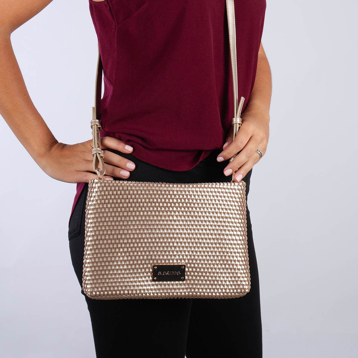 BOLSO BANDOLERA COLOR ORO CON TRENZADO MORVAH