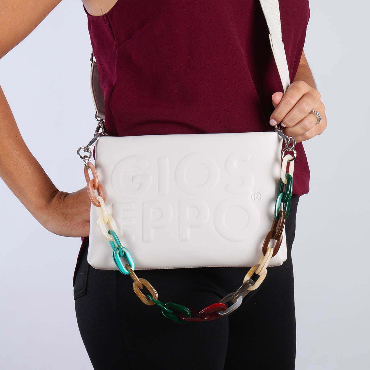 BOLSO DE MANO COLOR BEIGE CON DETALLE DE CADENA MULTICOLOR NOCATEE