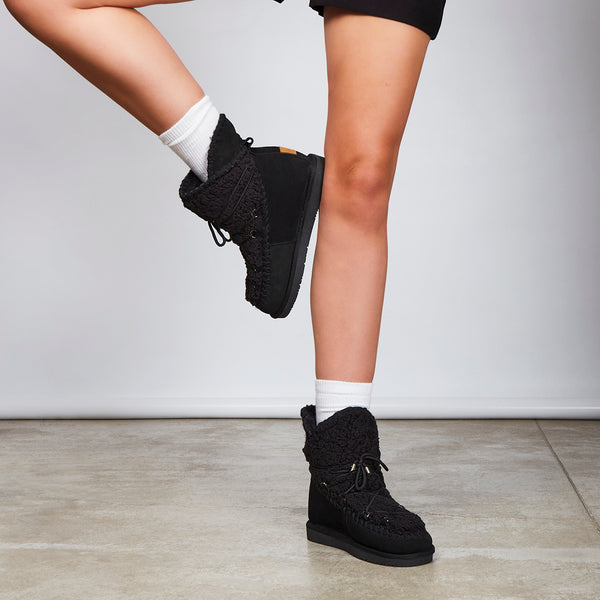 Botas estilo australiano negras con detalle de borrego para mujer 46486