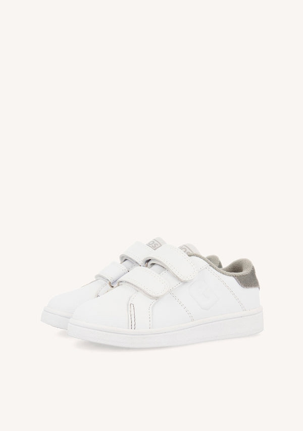 SNEAKERS TIPO COLEGIAL BRANCAS COM DETALHE EM CINZENTO E FECHO DUPLO AJUSTÁVEL VOLSK
