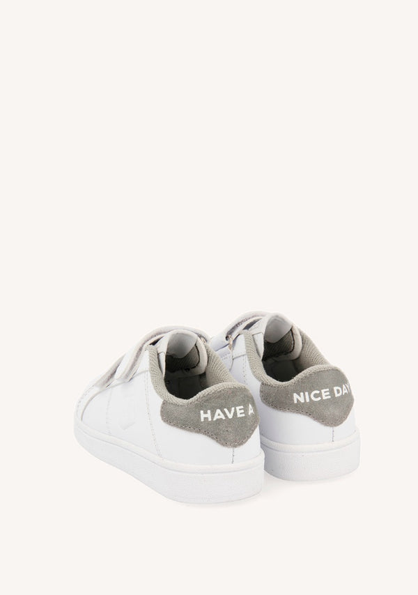 SNEAKERS TIPO COLEGIAL BRANCAS COM DETALHE EM CINZENTO E FECHO DUPLO AJUSTÁVEL VOLSK