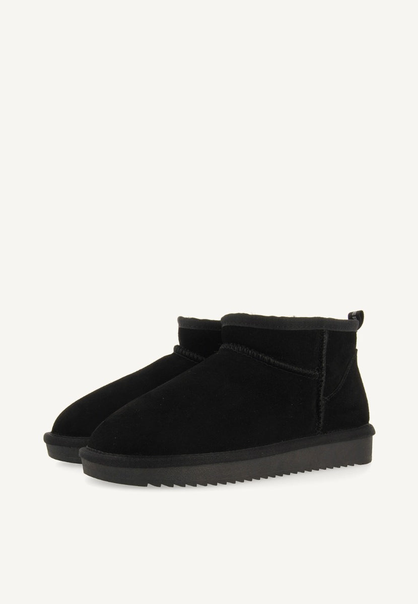 BOTAS AUSTRALIANAS COLOR NEGRO DE CAÑA BAJA PARA MUJER BEREK