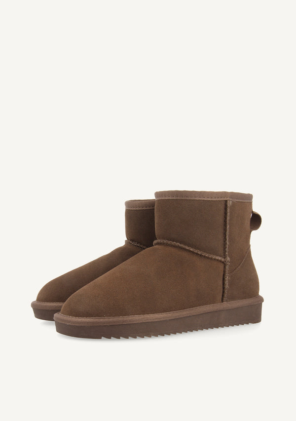 BOTAS AUSTRALIANAS COLOR TAUPE DE CAÑA MEDIA PARA MUJER GILLIAM