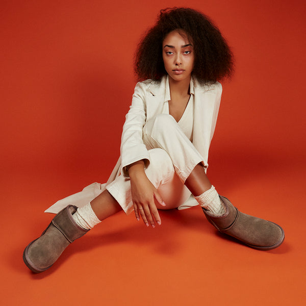 BOTAS AUSTRALIANAS COLOR TAUPE DE CAÑA MEDIA PARA MUJER GILLIAM