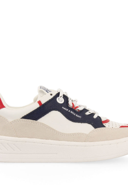 SNEAKERS BLANCAS CON DETALLES AZUL Y ROJO Y CORDONES TIPO TREKKING CARLYLE