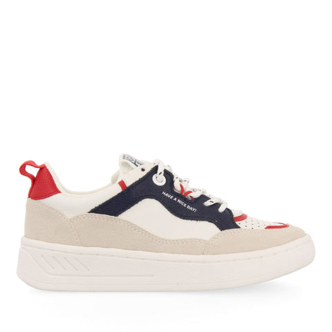 SNEAKERS BLANCAS CON DETALLES AZUL Y ROJO Y CORDONES TIPO TREKKING CARLYLE