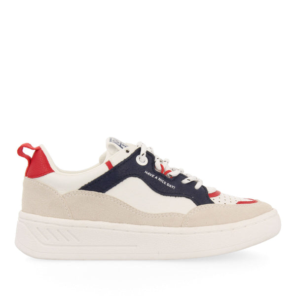 SNEAKERS BLANCAS CON DETALLES AZUL Y ROJO Y CORDONES TIPO TREKKING CARLYLE