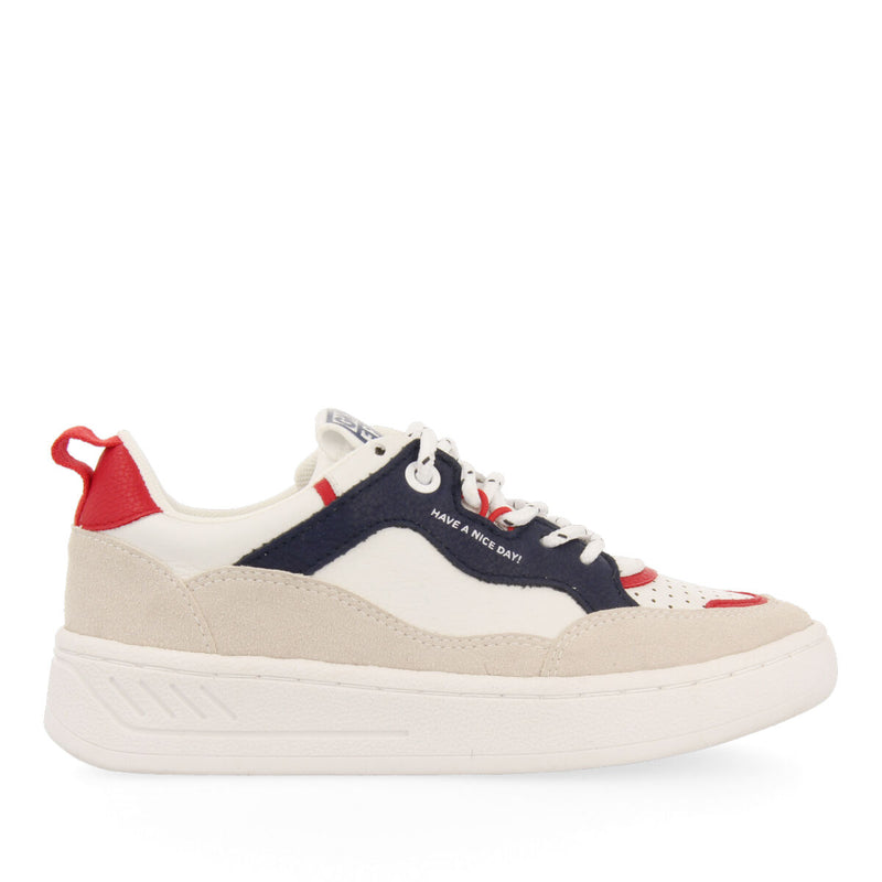 SNEAKERS BLANCAS CON DETALLES AZUL Y ROJO Y CORDONES TIPO TREKKING CARLYLE