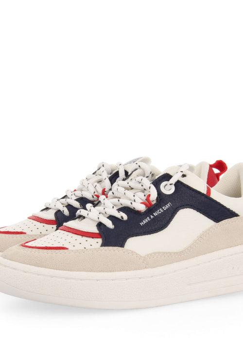 SNEAKERS BLANCAS CON DETALLES AZUL Y ROJO Y CORDONES TIPO TREKKING CARLYLE