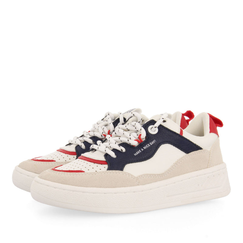 SNEAKERS BLANCAS CON DETALLES AZUL Y ROJO Y CORDONES TIPO TREKKING CARLYLE