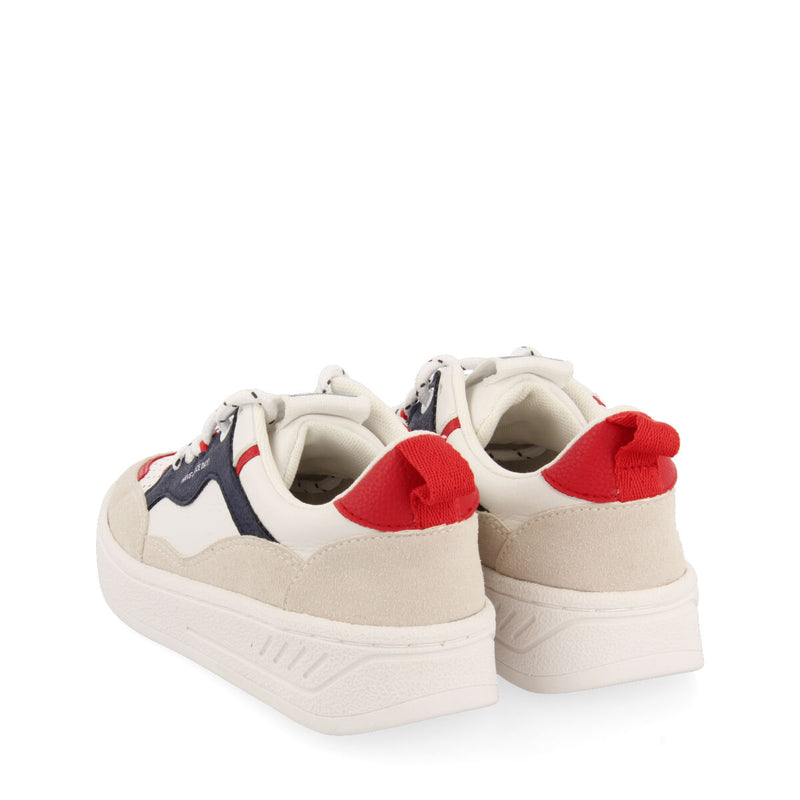 SNEAKERS BLANCAS CON DETALLES AZUL Y ROJO Y CORDONES TIPO TREKKING CARLYLE