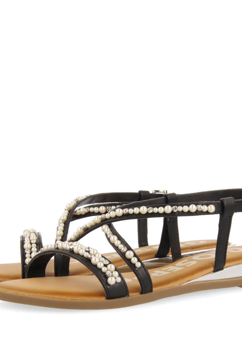SANDALIAS EN COLOR NEGRO CON DETALLE DE PERLAS Y MINI CUÑA PARA MUJER JENNE