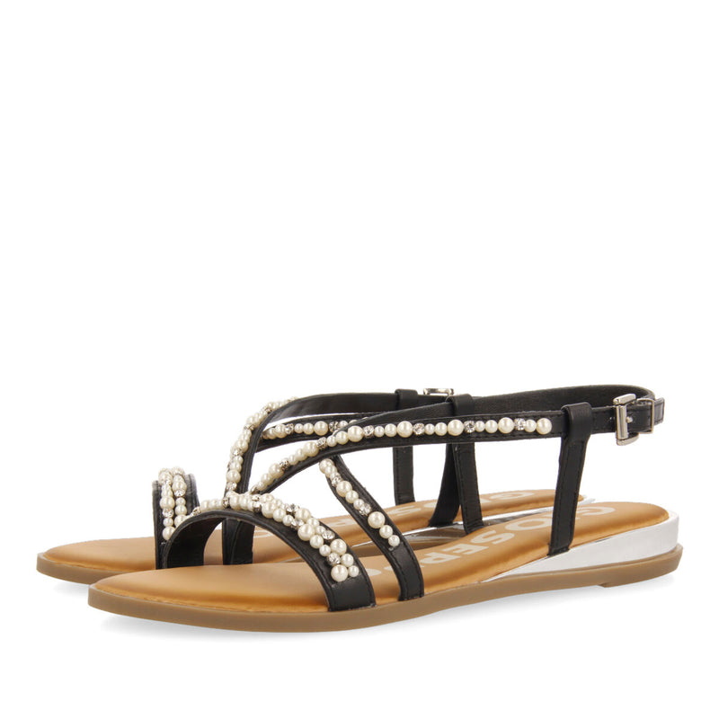 SANDALIAS EN COLOR NEGRO CON DETALLE DE PERLAS Y MINI CUÑA PARA MUJER JENNE