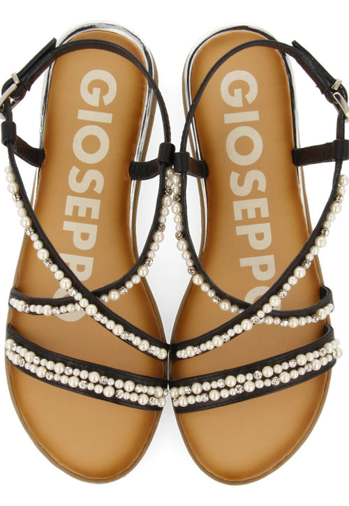 SANDALIAS EN COLOR NEGRO CON DETALLE DE PERLAS Y MINI CUÑA PARA MUJER JENNE