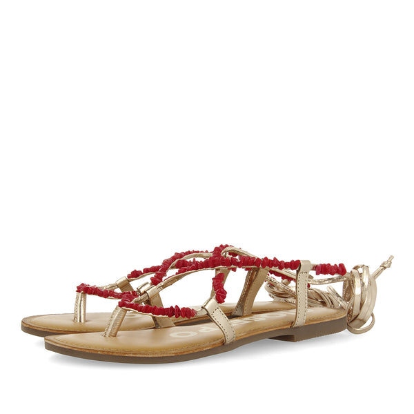 SANDALIAS DE PIEL COLOR DORADO CON ADORNOS EN ROJO PARA MUJER LISIEUX
