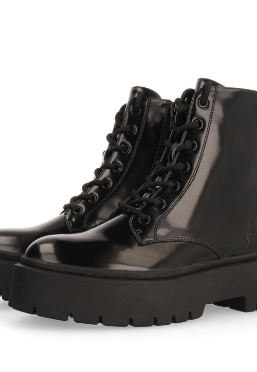 Botín negro tipo biker con cordones y piso doble en color negro para mujer laussa