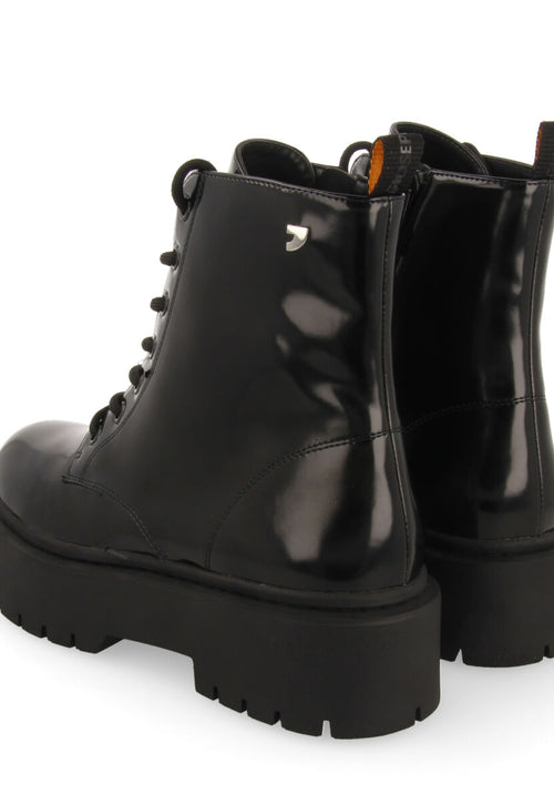 Botín negro tipo biker con cordones y piso doble en color negro para mujer laussa