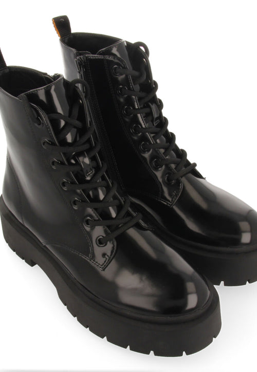 Botín negro tipo biker con cordones y piso doble en color negro para mujer laussa