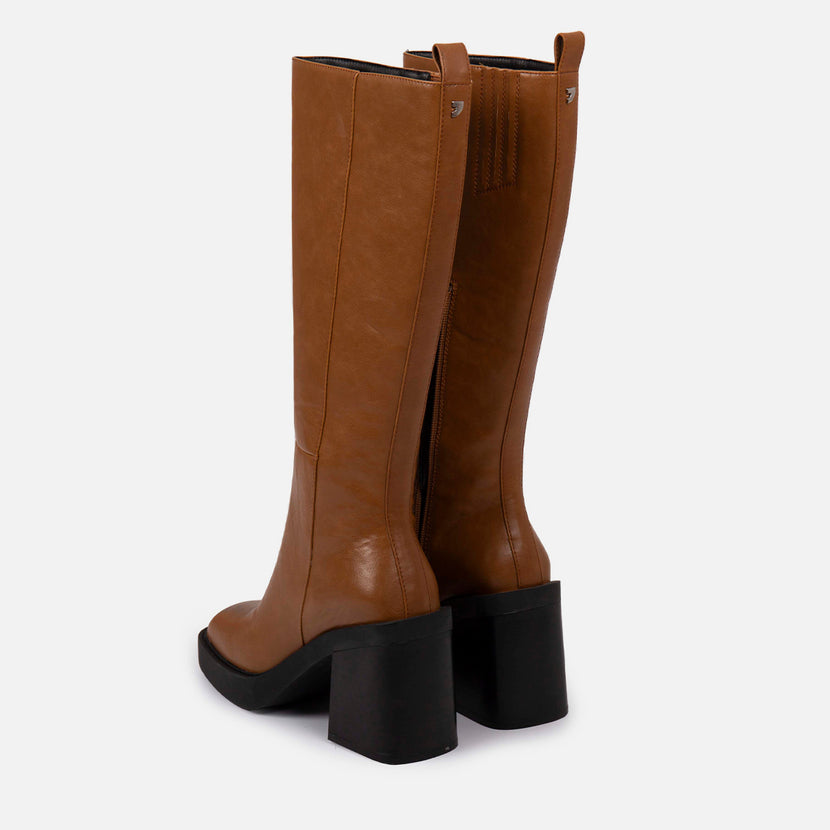 Bota color cuero alta lisa de punta cuadrada con plataforma gruesa y tacón ancho para mujer goeblange