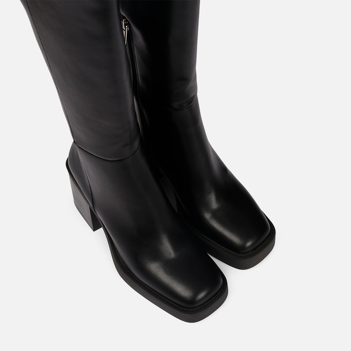 Stivali alti neri da donna goeblange, a punta quadrata con plateau alto e tacco ampio.