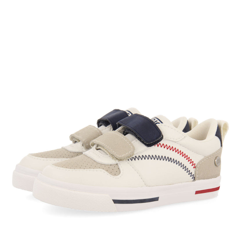 Sneakers blancas con pespuntes de colores para niño maceio