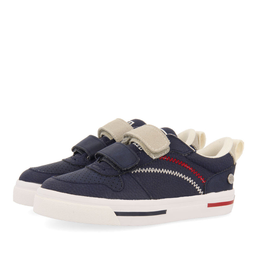 Sneakers azul marino con pespuntes de colores para niño maceio