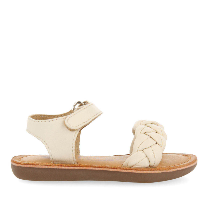 Sandalias de piel en color off-white con trenza para niña ennery