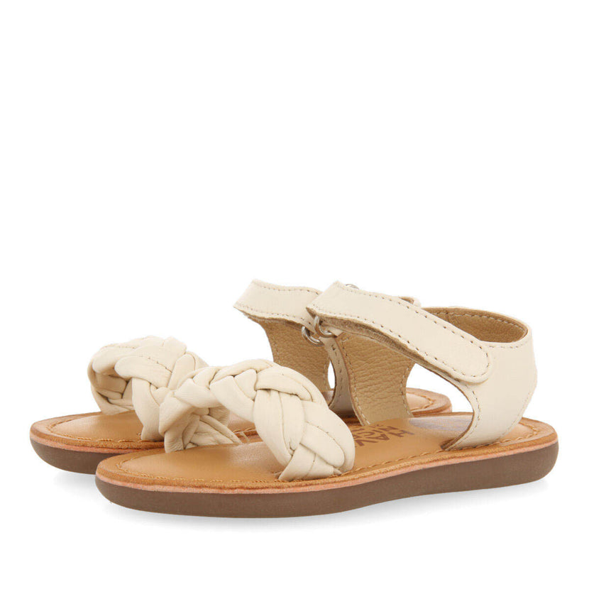 Sandalias de piel en color off-white con trenza para niña ennery