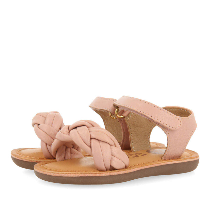 Sandalias de piel en color rosa con trenza para niña ennery