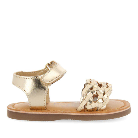 SANDALIAS DE PIEL EN COLOR ORO CON TRENZA PARA NIÑA MAINSAT