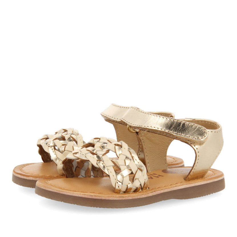 Sandalias de piel en color oro con trenza para niña mainsat