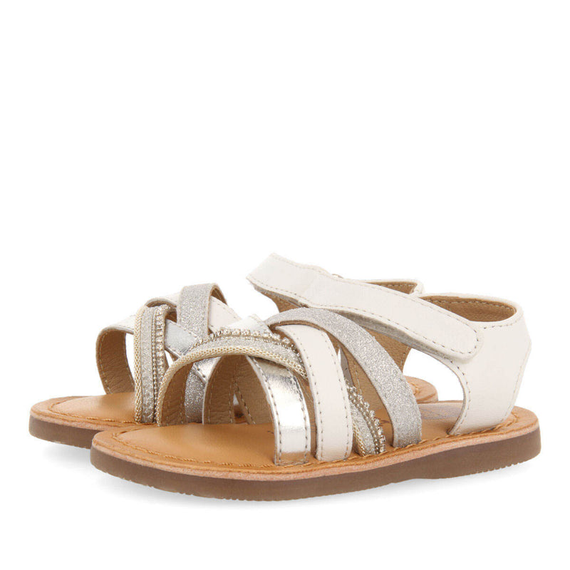 Sandalias de piel con detalles en color blanco para niña olaya