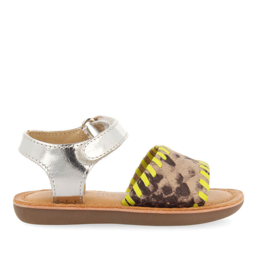 Sandalias con detalles en flúor amarillo y animal print para niña elanora