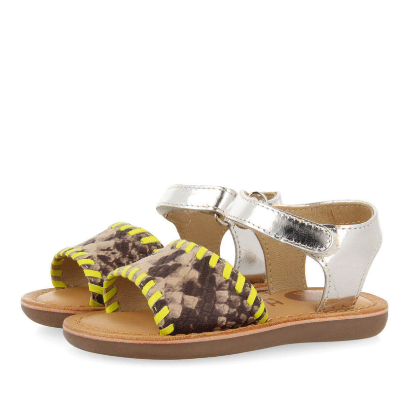 Sandalias con detalles en flúor amarillo y animal print para niña elanora