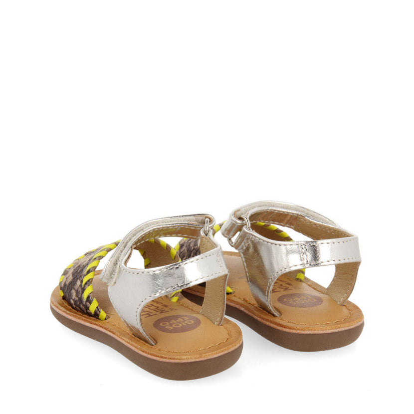 Sandalias con detalles en flúor amarillo y animal print para niña elanora
