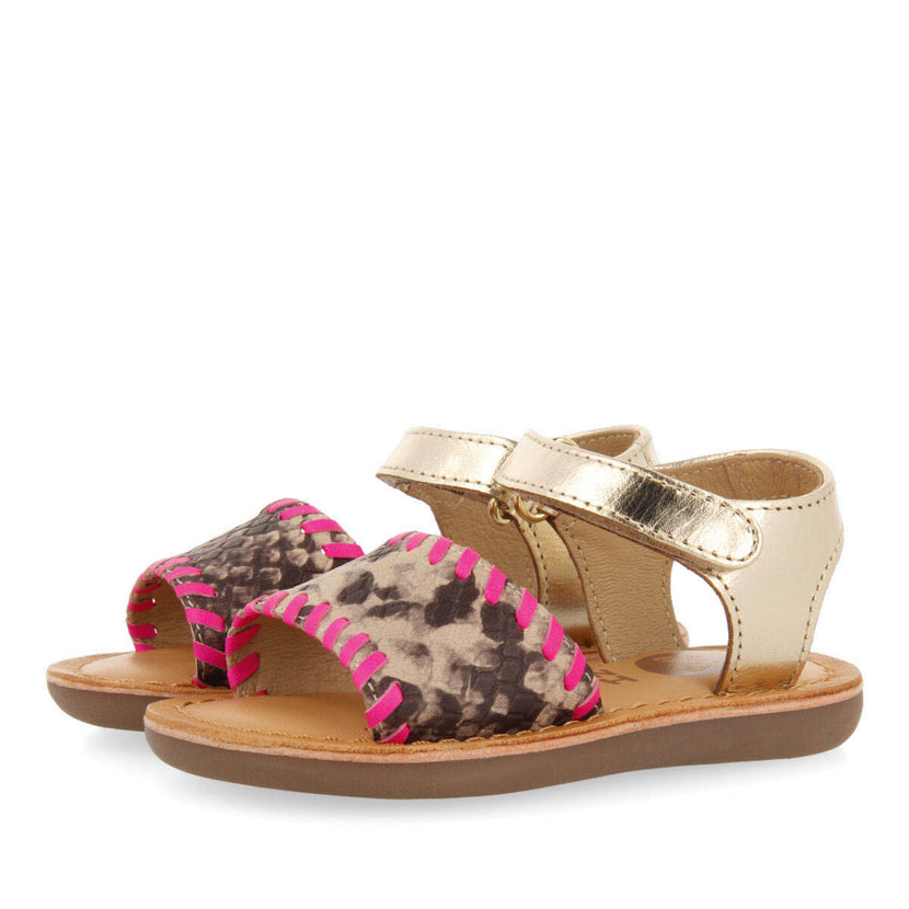 Sandalias con detalles en flúor fucsia y animal print para niña elanora