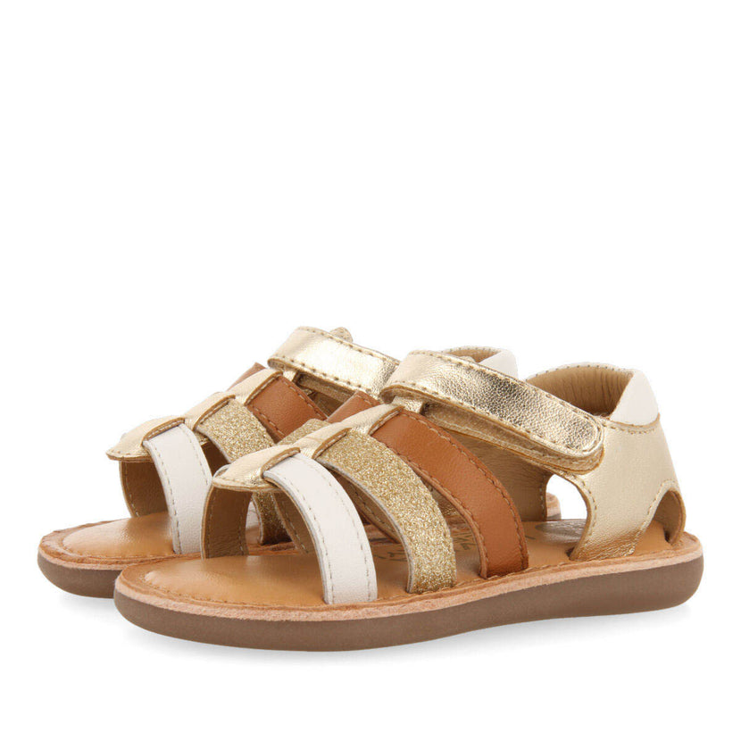 Sandalias de piel tipo cangrejeras en color oro para niña soacha