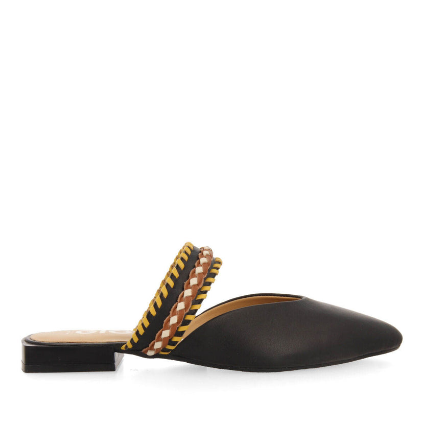 Sandalias negras tipo babucha con tira para mujer bataan