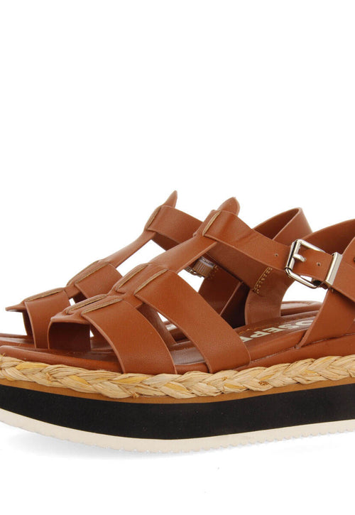 Sandalias color cuero tipo cangrejera con plataforma para mujer vaumas 