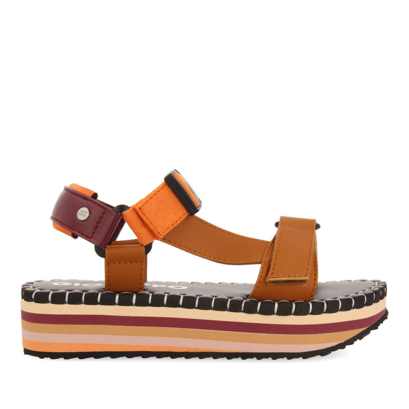 Sandalias beige con suelo multicolor y tiras cruzadas para mujer sopretan 