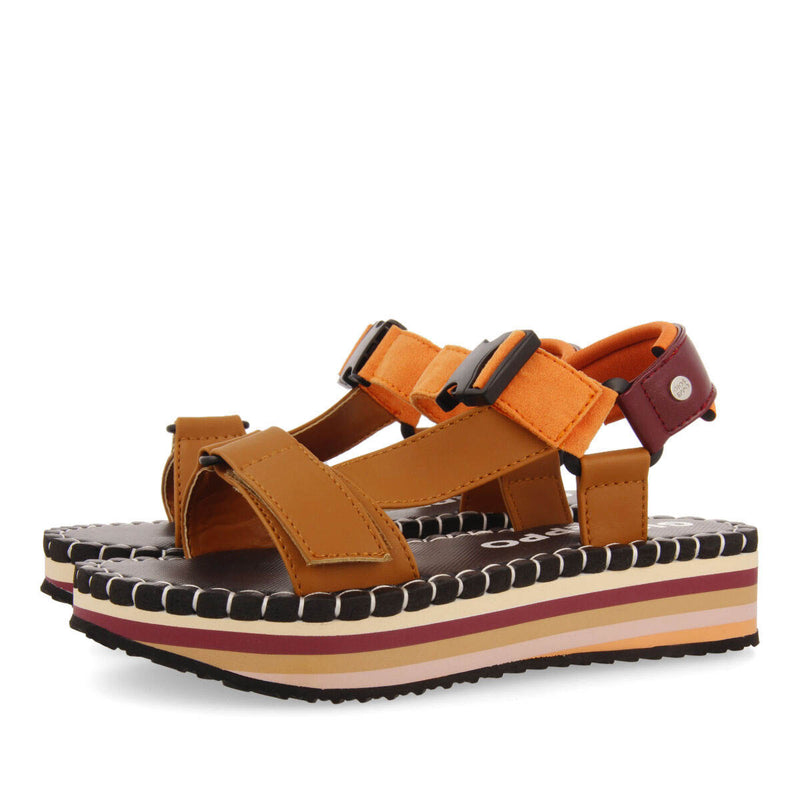 Sandalias beige con suelo multicolor y tiras cruzadas para mujer sopretan 