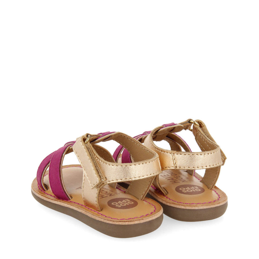 Sandalias de piel en color fucsia con detalles vivos metalizados para niña argis